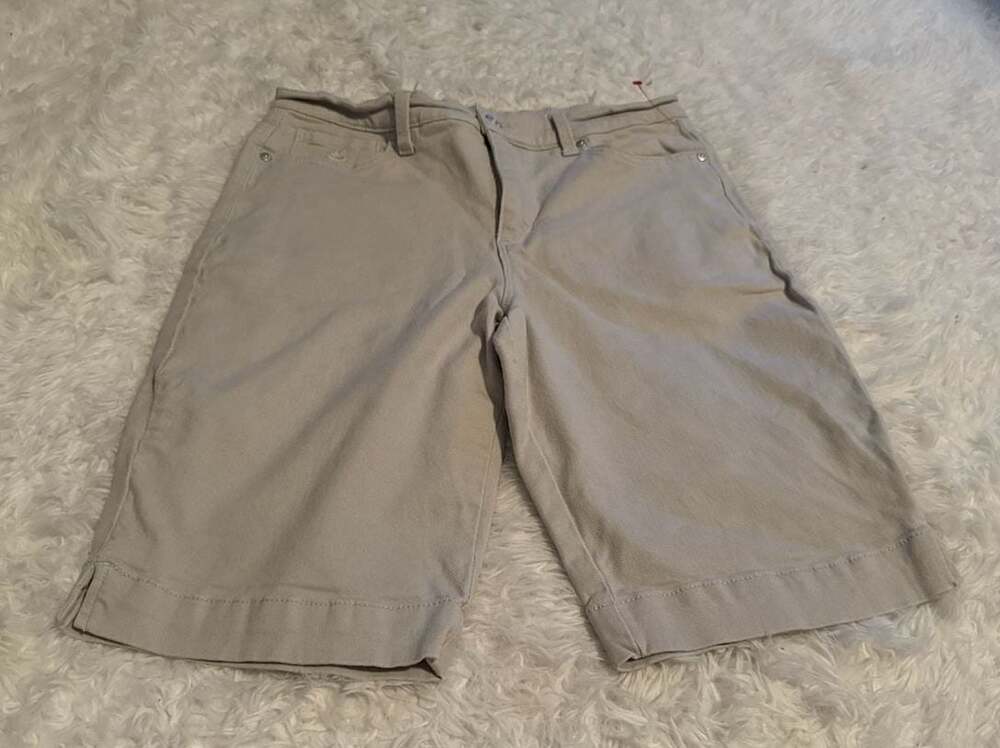 Gloria Vanderbilt All-Around Slimming Effect Khaki Bermuda Shorts Size 6